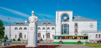 Автобус возле железнодорожного вокзала в Великом Новгороде