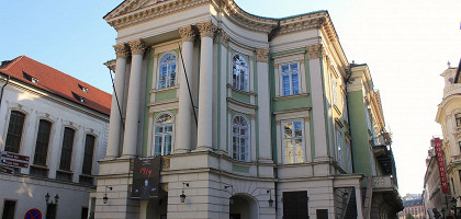 Сословный театр в Праге, задний фасад