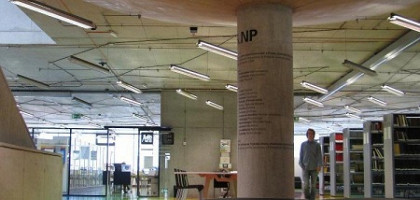 Посетитель в Национальной Технической Библиотеке в Праге