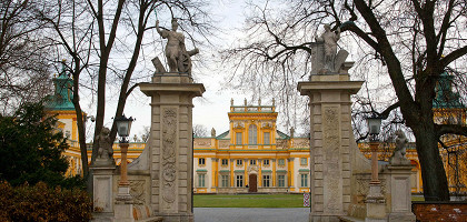 Вилянувский дворец, ворота