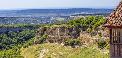 Бахчисарай, вид на пещеры города Чуфут-Кале
