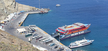 Вид на порт острова Санторини