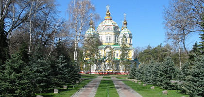 Вознесенский Кафедральный собор Алма-Аты, вид из парка