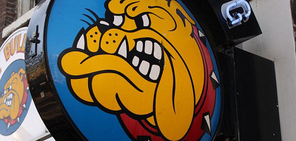 Площадь Лейдсеплейн, вывеска кофешопа Bulldog Palace
