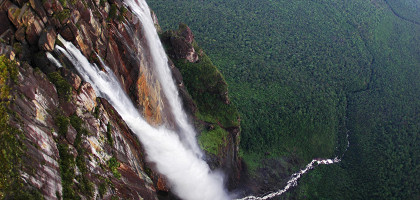 Водопад Анхель в тропических лесах Венесуэлы