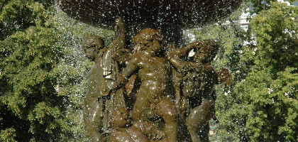 Петровский фонтан на южной стороне Театральной площади, Москва