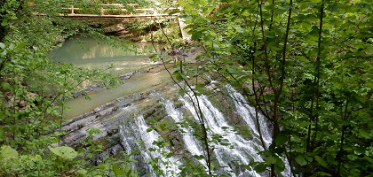Водопад на реке Змейка в Хостинском лесу