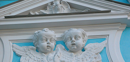 Ангелы на фасаде Смольного собора Санкт-Петербурга