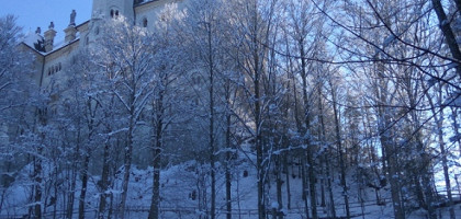 У подножья горы, на которой расположен замок Нойшванштайн, Германия
