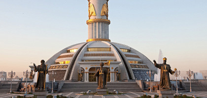 Монумент Независимости Туркменистана в Ашхабаде