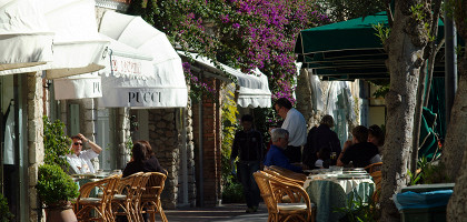 Одно из многочисленных уличных кафе, Капри