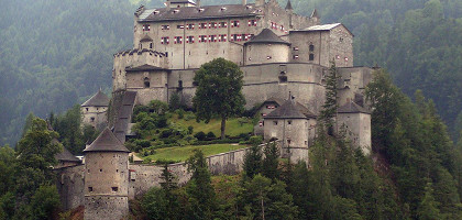 Австрия, вид на замок Хоэнверфен с соседней горы