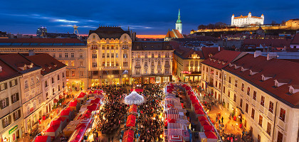 Главная площадь Братиславы, декабрьский вечер