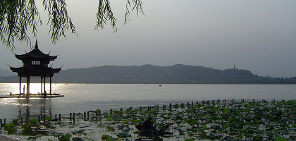 Сиху - пресноводное озеро в центре города Ханчжоу