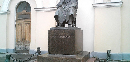 Памятник Островскому у Малого театра