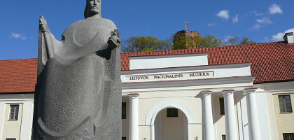 Национальный музей Литвы, памятник королю Миндаугасу