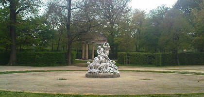 Парк Ducale. На переднем плане статуя Силена и Эгле (1785 г.) , Парма