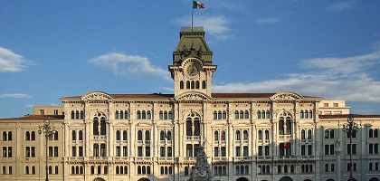 Мэрия (1875 г.) построена по проекту архитектора Джузеппе Бруни, Триест