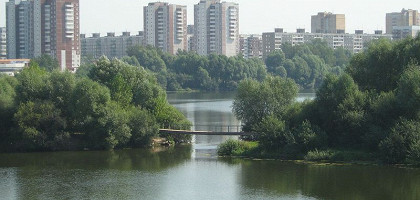 Пешеходный мостик на реке Мулянке на фоне микрорайона Парковый, Пермь
