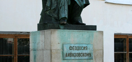 Памятник Айвазовскому перед галереей