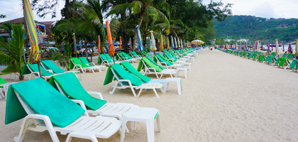 Шезлонги на пляже Патонг