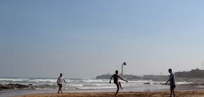Игра в футбол на побережье Касабланки