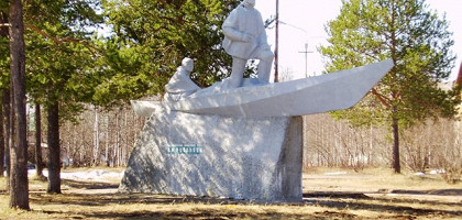 Памятник Русанову в Печоре