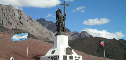 Памятник Христу Искупителю (Андский Христос) на линии границы между Аргентиной и Чили