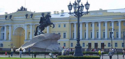 Медный всадник на Сенатской площади в Санкт-Петербурге