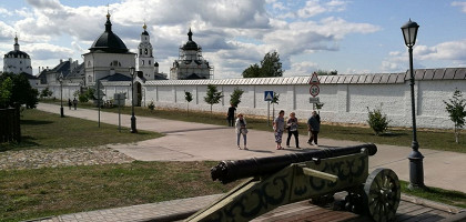 Скульптура пушки рядом с монастырем на острове Свияжск, Россия