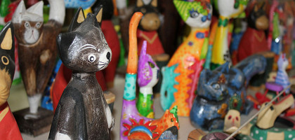 Фигурки кошек на сувенирном рынке, Херсониссос