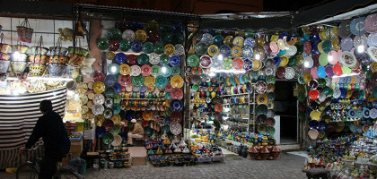 Ночная торговля сувенирам на улицах Марракеша