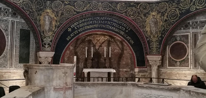 Внутренние красоты в баптистерии в Равенне