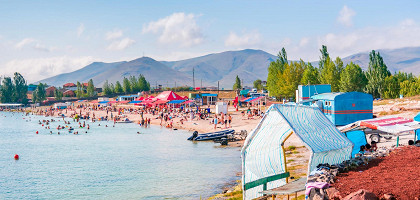 Пляж на берегу озера Севан