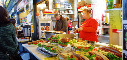 Бургеры на центральном рынке Будапешта