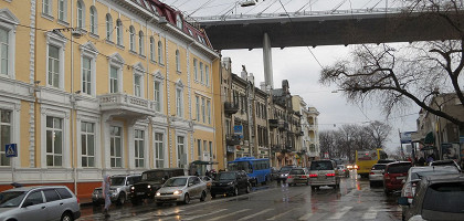 Золотой мост над улицей Владивостока