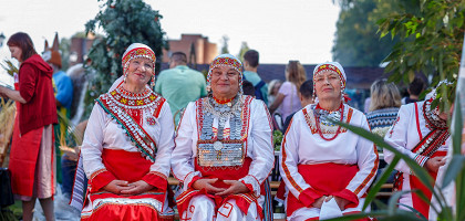 Женщины в национальных чувашских костюмах на дне города Чебоксар