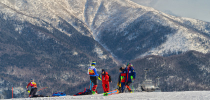 Горный воздух, Россия, лыжники на склонах горнолыжного курорта