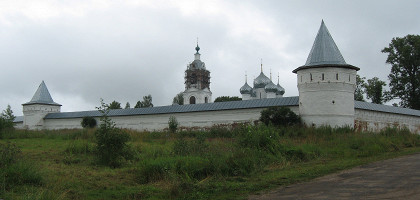 Стены Алексеевского монастыря в Угличе