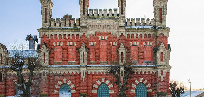 Старожиловский конный завод; конюшня фон Дервизов, фронтон здания