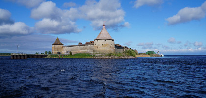 Вид на крепость Орешек с воды