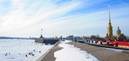 Замерзшая Нева и Петропавловская крепость в Санкт-Петербурге