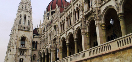 Вход в здание венгерского парламента, Будапешт