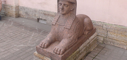 Строгановский дворец, сфинкс во внутреннем дворе