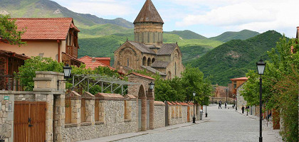 Одна из улиц Мцхеты с видом на Светицховели