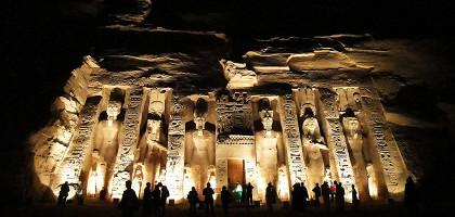Абу-Симбел, Малый храм Рамзеса II вечером