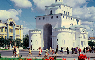 Вид на Золотые ворота во Владимире