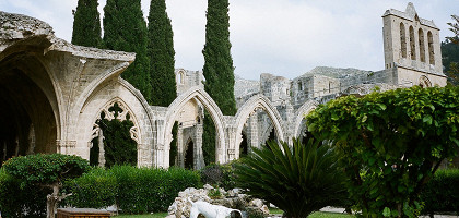Аббатство Беллапаис, сохранившийся фасад монастырской церкви