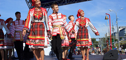 Танцы в удмуртских костюмах