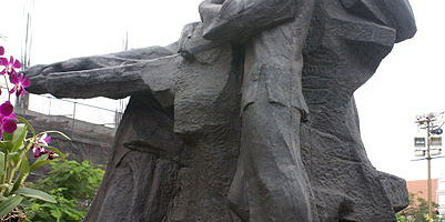 Памятник Хо Ши Мину перед мэрией города, Хошимин